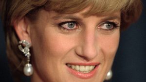 Thumbnail voor Harry en William onthullen standbeeld moeder Diana in achtertuin Kensington Palace