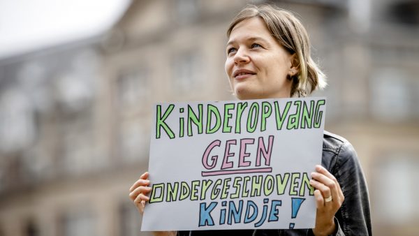 Vijfhonderd kinderopvangmedewerkers staken op de Dam