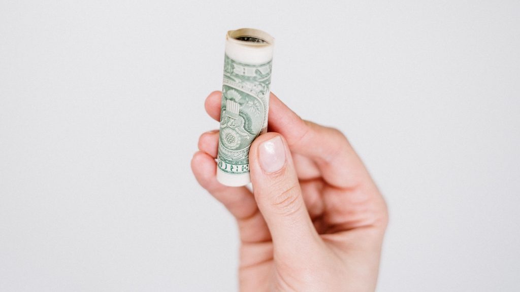 Pinnen in het buitenland gaat geld kosten voor Rabobank-klanten