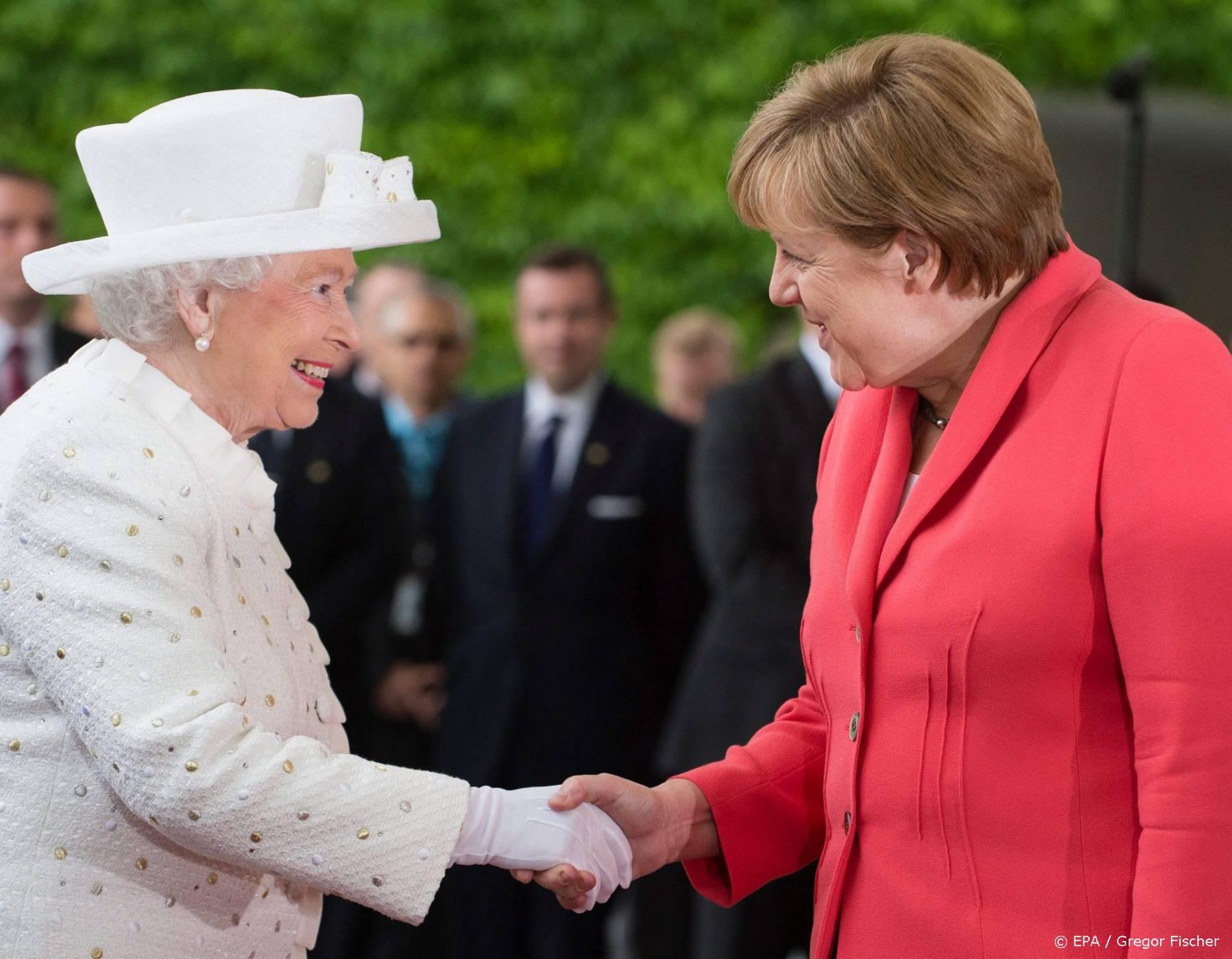 Koningin Elizabeth en Angela Merkel ‘schrijven geschiedenis’ tijdens audiëntie