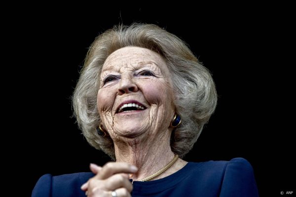 Prinses Beatrix voor het eerst weer in het openbaar na operatie