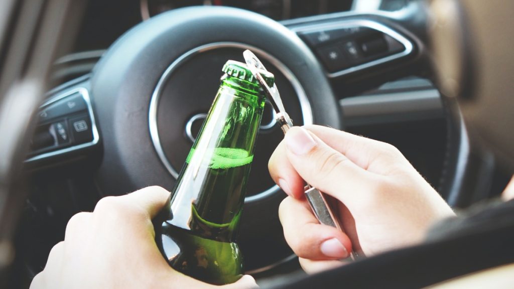 Dronken automobiliste vliegt uit de bocht en vouwt auto tegen boom