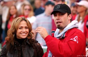 Thumbnail voor Jennifer Lopez en Ben Affleck hand in hand gespot in pretpark