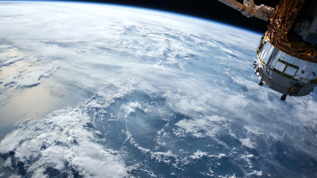 Astronauten Chinees ruimtestation maken eerste ruimtewandeling