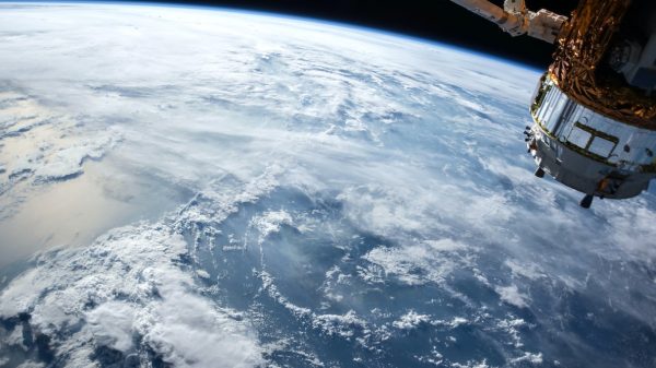 Astronauten Chinees ruimtestation maken eerste ruimtewandeling