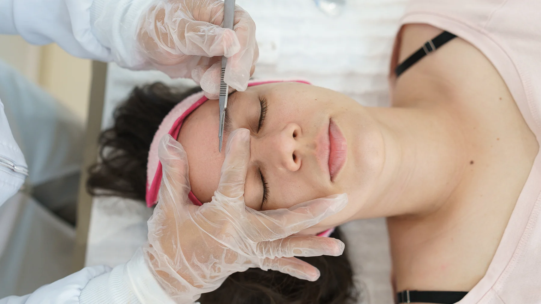 Dermaplaning, oftewel je gezicht scheren: 'Exfoliëren, maar dan met een kaasschaafmethode'