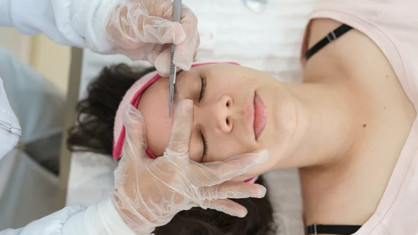 Dermaplaning, oftewel je gezicht scheren: 'Exfoliëren, maar dan met een kaasschaafmethode'