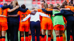 Thumbnail voor Bondscoach Wiegman vertrekt met 24 Oranje Leeuwinnen naar de Olympische Spelen