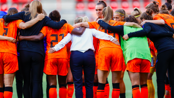 De Olympische Spelen staan voor de deur, op 23 juli is het al zover. Daarom vertrekt bondscoach Sarina Wiegman dinsdag met 24 voetbalsters naar Japan, waar de 'Leeuwinnen'