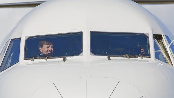 Willem-Alexander copiloot tijdens vlucht naar Berlijn voor staatsbezoek