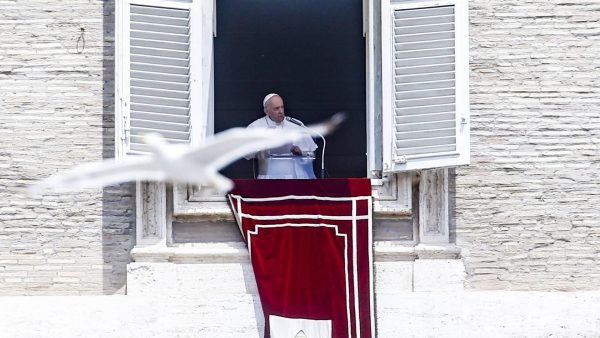 Paus Franciscus maakt het goed na dikke darm-operatie maar blijft nog even in het ziekenhuis