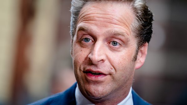 Scherpe stijging besmettingen is zorgelijk, zegt De Jonge