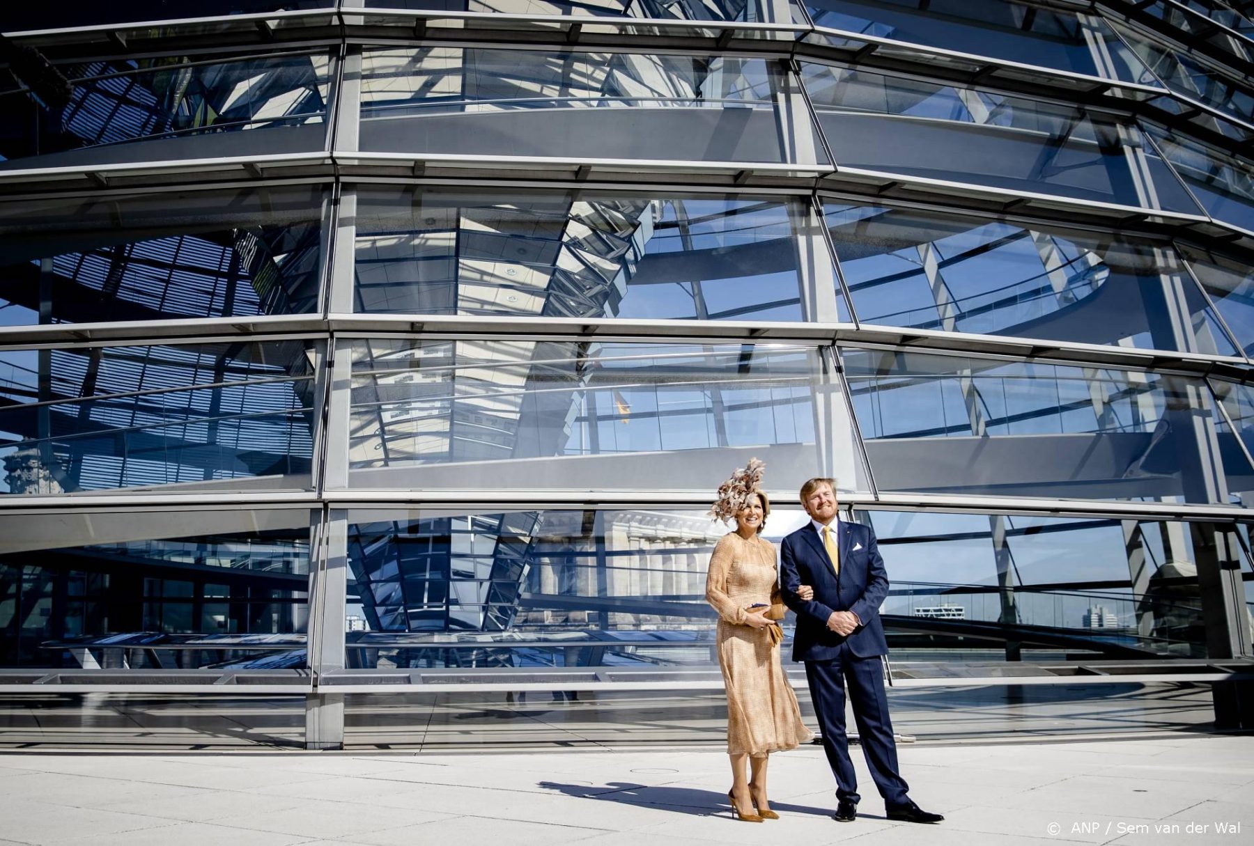 Willem-Alexander en Máxima klimmen tijdens staatsbezoek in Berlijn naar dak van Rijksdag