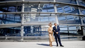 Thumbnail voor Willem-Alexander en Máxima klimmen tijdens staatsbezoek in Berlijn naar dak van Rijksdag