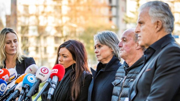 Vlnr advocaat Wendy van Egmond, Femke Verstappen, Berthie Verstappen, Peter Verstappen en Peter R. de Vries na de uitspraak in de zaak tegen Jos B. De Limburger wordt verdacht van het doden, misbruiken en ontvoeren van de 11-jarige Nicky Verstappen in 1998. 