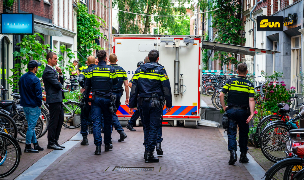 Politie doet dringende oproep: 'Stop met delen en verspreiden van beelden gewonde Peter R. de Vries'
