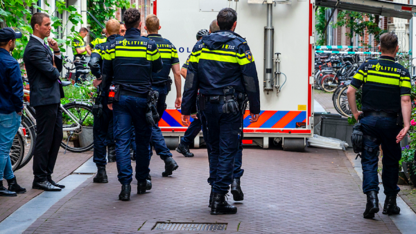 Politie doet dringende oproep: 'Stop met delen en verspreiden van beelden gewonde Peter R. de Vries'