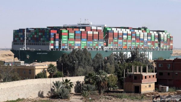 Blokkeerschip Suezkanaal kan weg weer vervolgen