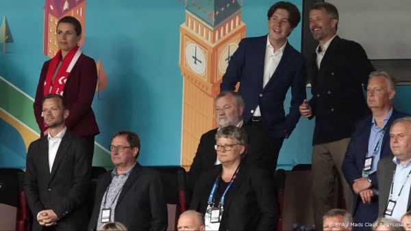 Royale uitzondering: Deens kroonprinselijk paar bij EK-wedstrijd