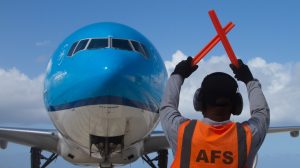 Thumbnail voor KLM onderzoekt video waarin personeel vliegtuig naroept: 'Enkeltje Marokko'