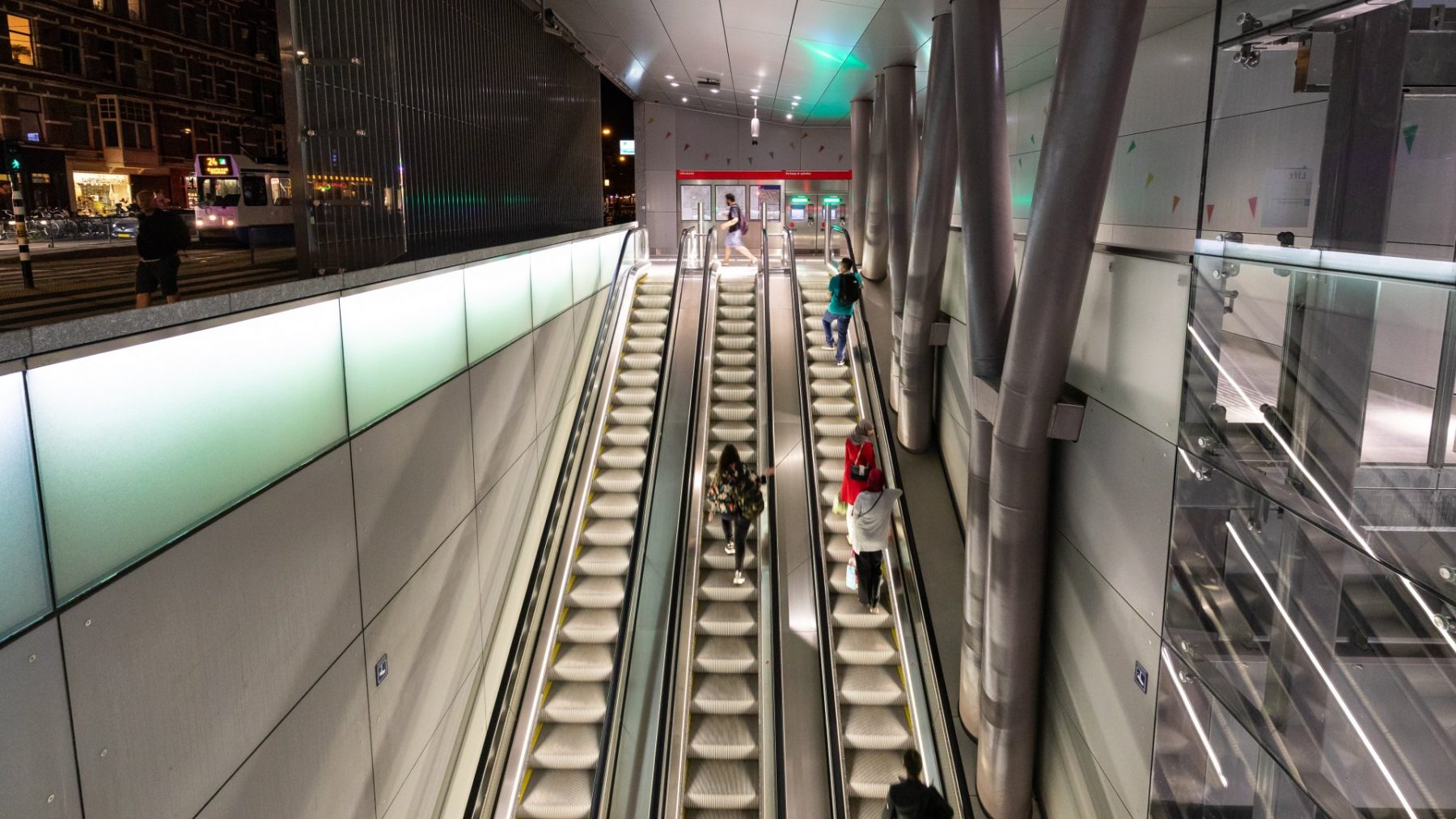 Politie op zoek naar man die vrouw misbruikte in metrostation De Pijp in Amsterdam
