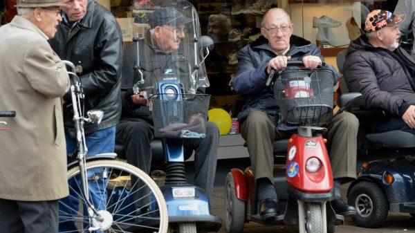 Ondernemers schroeven bankje los vanwege overlast hangouderen: 'Ze hebben een grote bek'