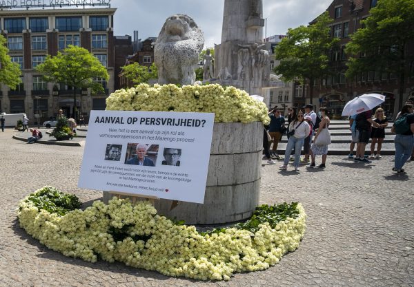 Massale steunbetuiging aan Peter R. de Vries, 4000 rozen op Dam