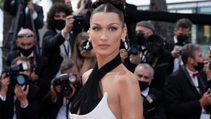 Thumbnail voor Zó breng je Bella Hadids sjaaltjes-trend uit Cannes naar je eigen kledingkast