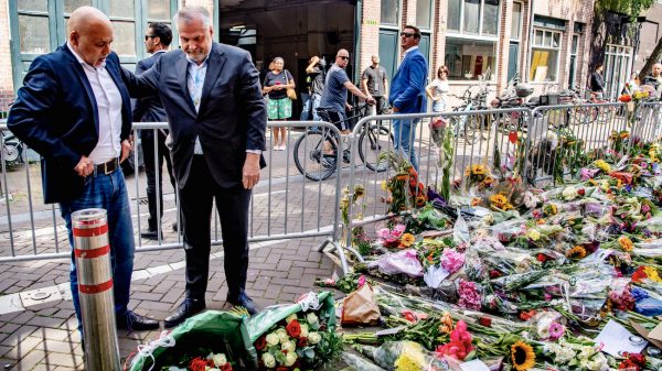 Peter Schouten en Onno de Jong bij plek aanslag Peter R. de Vries