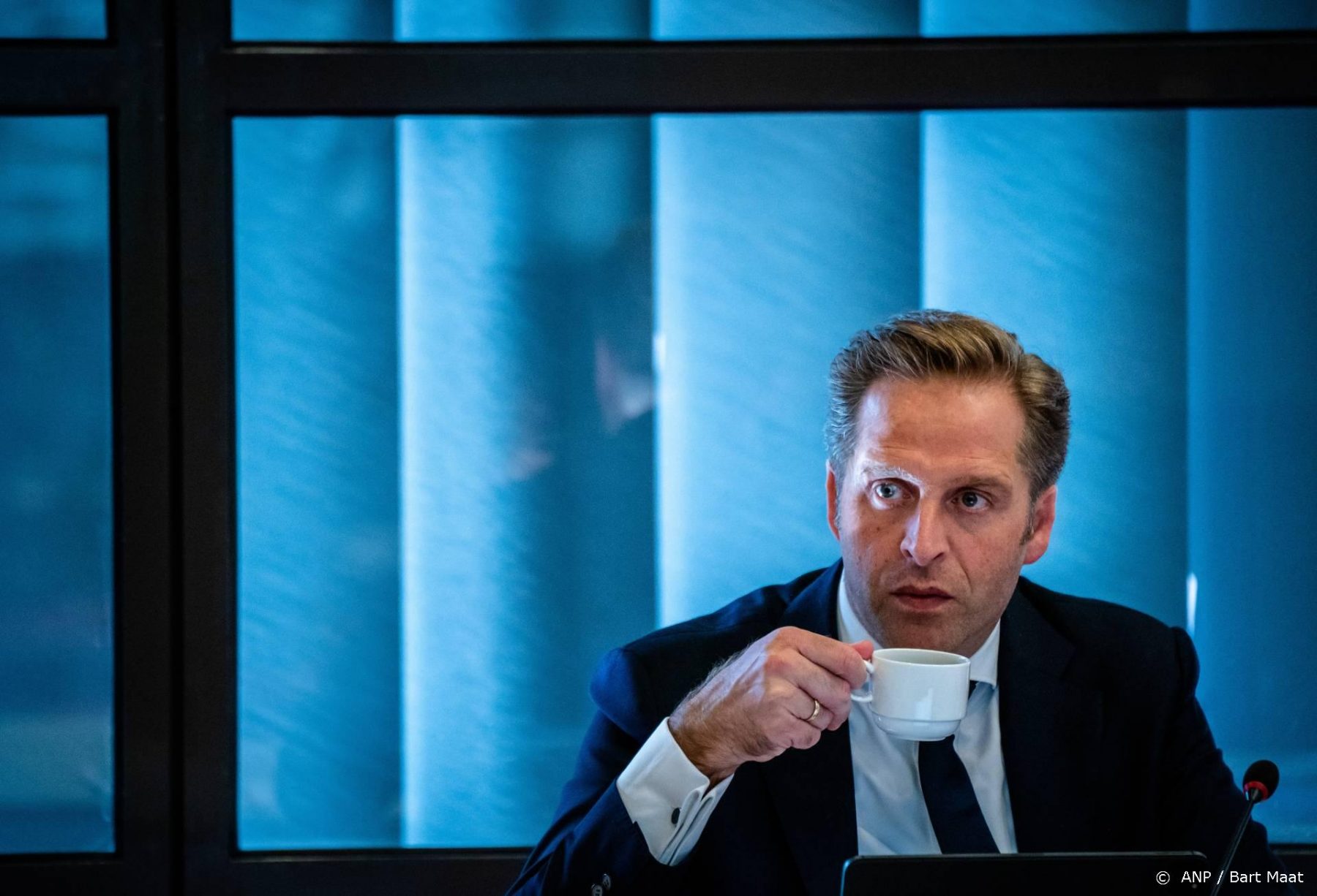 Risiconiveau regio's flink opgeschaald, De Jonge wil minder tijd tussen twee prikken