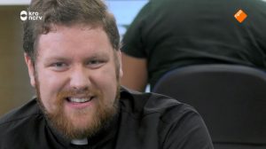 Thumbnail voor Priester Miles op zoek naar trouwe viervoeter: 'Daten is een uitdaging'
