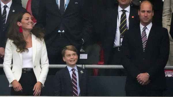 Vrolijke Prins George (7) tovert grote glimlach op gezicht bij fans EK