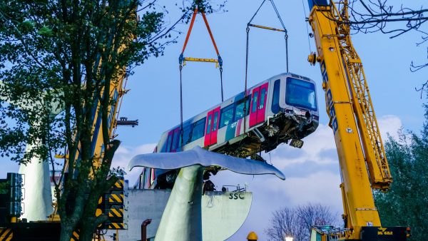 Metro die in Spijkenisse op kunstwerk van walvisstaart te recht kwam, reed te hard