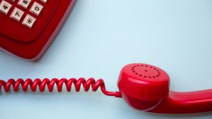 Thumbnail voor Roodgloeiende telefoon bij de GGD: nummer voor coronaprik 'onverminderd druk'