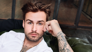 Thumbnail voor Dave Roelvink ging voor de blonde 'Beckham look': 'Maar ben wakker geworden als Ellie Lust'