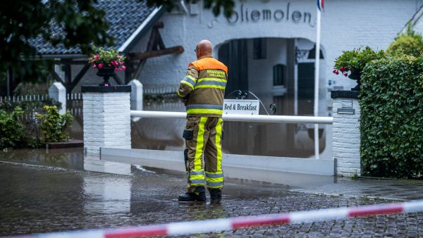 Brandweer bevrijdt zwemmend bewoners van oliemolen in Heerlen na hevige regenval