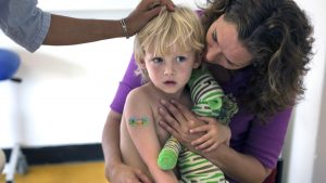 Thumbnail voor Wat je in eerste minuut na vaccinatie tegen je kind zegt, is belangrijk