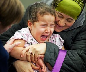 Wat je in eerste minuut na vaccinatieprik tegen je kind zegt is heel belangrijk