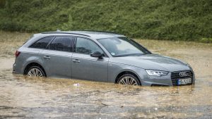 Thumbnail voor Van overstroomde huizen tot over de snelweg met jetski: in Zuid-Limburg heerst nog steeds code oranje