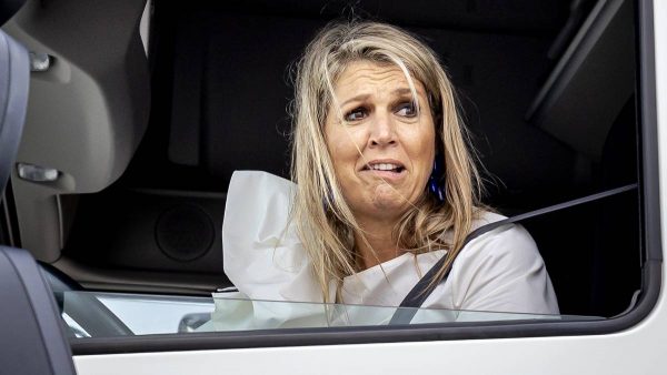 Máxima bestuurt (blootsvoets) vrachtwagen en dat blijkt niet makkelijk