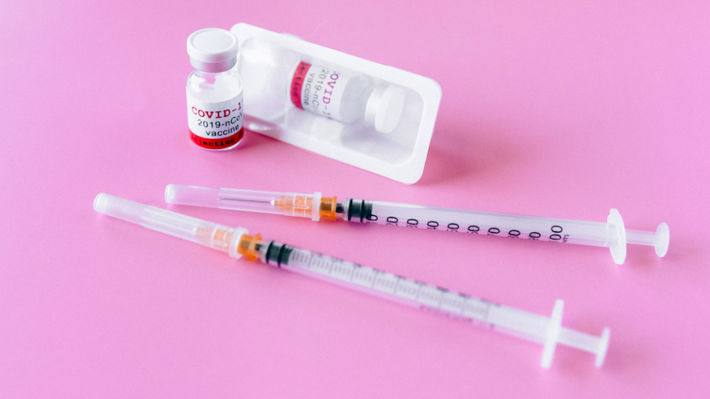 Wachttijd tussen eerste en tweede prik vanaf maandag korter