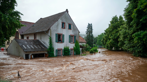 Doden en tientallen vermisten door noodweer in westen Duitsland