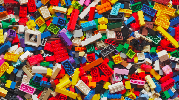 Deense speelgoedfabrikant Lego boos op legopistool wapenwinkel VS over verkoop