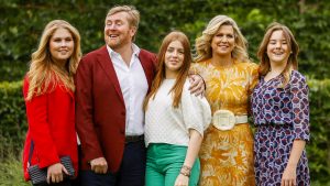 Thumbnail voor Wat een prachtig, bont gezelschap: koninklijk gezin poseert voor zomerfotosessie