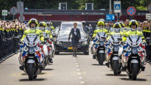 Thumbnail voor Politieagenten vormen erehaag voor overleden motoragent: 'Leegte is onmeetbaar'