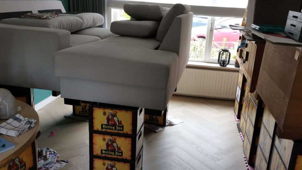 Limburgse brouwer geeft bierkratjes weg om meubels hoog en droog te houden