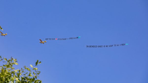 Vliegtuigjes boven Amsterdam voor Peter R. de Vries