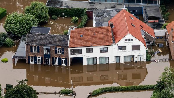Ramptoeristen blijven naar overstroomde gebieden komen: 'Blijf thuis'