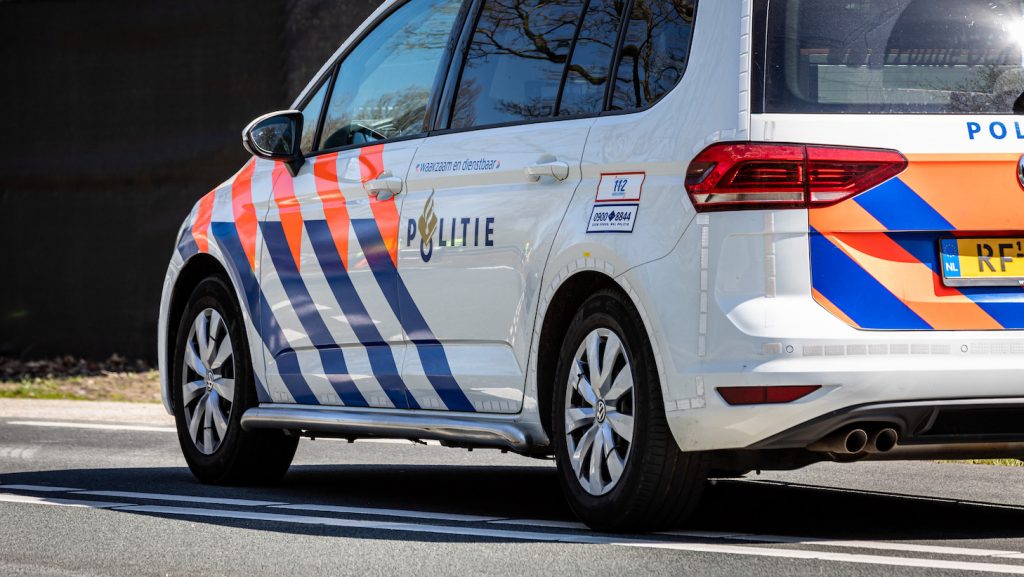 Geboeide man rijdt weg in politieauto