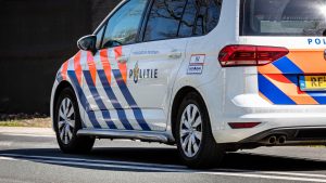 Thumbnail voor Geboeide man rijdt weg in politieauto als agenten even niet opletten